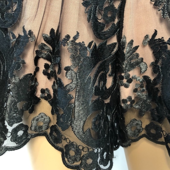 CHARLOTTE RUSEL LACE ROMPER SIZE S - Picture 3 of 6